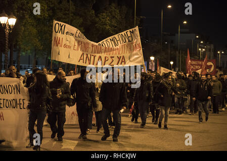 Atene, Grecia. 2° febbraio 2019. Manifestanti marzo verso Golden Dawn è uffici gridando slogan contro il fascismo. Di sinistra e le organizzazioni anarchiche in scena un contatore-dimostrazione di protesta contro il greco partito neonazista Golden Dawn e l'evento della festa è stata messa in scena per commemorare il 1996 isolotti di Imia incidente tra la Grecia e la Turchia quando un greco elicottero militare si è schiantato oltre l'isolotto, alcuni speculando a causa di incendio turco. Credito: Nikolas Georgiou/ZUMA filo/Alamy Live News Foto Stock