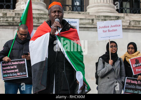 Londra, Regno Unito. 2 febbraio 2019. I sostenitori dell'alleanza di sudanesi le forze politiche (ASPF) protesta in Trafalgar Square contro il governo di Omar Hassan Ahmad al-Bashir e in solidarietà con il popolo sudanese. Credito: Mark Kerrison/Alamy Live News Foto Stock