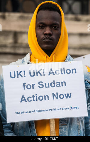 Londra, Regno Unito. 2 febbraio 2019. I sostenitori dell'alleanza di sudanesi le forze politiche (ASPF) protesta in Trafalgar Square contro il governo di Omar Hassan Ahmad al-Bashir e in solidarietà con il popolo sudanese. Credito: Mark Kerrison/Alamy Live News Foto Stock