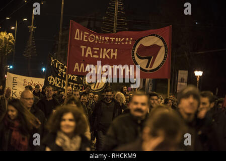 Atene, Grecia. 2° febbraio 2019. Manifestanti marzo verso Golden Dawn è uffici gridando slogan contro il fascismo. Di sinistra e le organizzazioni anarchiche in scena un contatore-dimostrazione di protesta contro il greco partito neonazista Golden Dawn e l'evento della festa è stata messa in scena per commemorare il 1996 isolotti di Imia incidente tra la Grecia e la Turchia quando un greco elicottero militare si è schiantato oltre l'isolotto, alcuni speculando a causa di incendio turco. Credito: Nikolas Georgiou/ZUMA filo/Alamy Live News Foto Stock