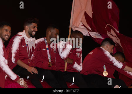 Doha in Qatar. 2° febbraio 2019. Il Qatar sta celebrando la sua nazionale di calcio di sconvolgere la vittoria alla Asian Cup con un benvenuto regale e una street parade di giubilanti fans nella capitale Doha. Il Qatar venerdì sconfitto quattro vincitori di tempo in Giappone la finale del 2019 AFC Asian Cup torneo di calcio svoltasi ad Abu Dhabi la Zayed Sport City Stadium negli Emirati Arabi Uniti (EAU). Credito: Ionel Sorin Furcoi/Alamy Live News Foto Stock