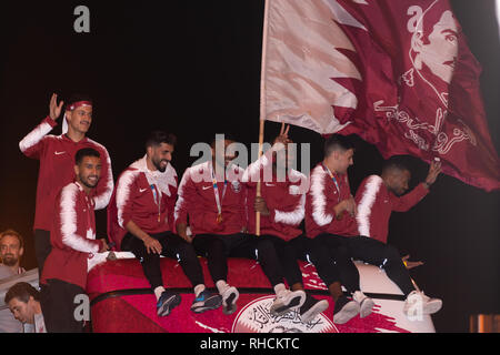 Doha in Qatar. 2° febbraio 2019. Il Qatar sta celebrando la sua nazionale di calcio di sconvolgere la vittoria alla Asian Cup con un benvenuto regale e una street parade di giubilanti fans nella capitale Doha. Il Qatar venerdì sconfitto quattro vincitori di tempo in Giappone la finale del 2019 AFC Asian Cup torneo di calcio svoltasi ad Abu Dhabi la Zayed Sport City Stadium negli Emirati Arabi Uniti (EAU). Credito: Ionel Sorin Furcoi/Alamy Live News Foto Stock