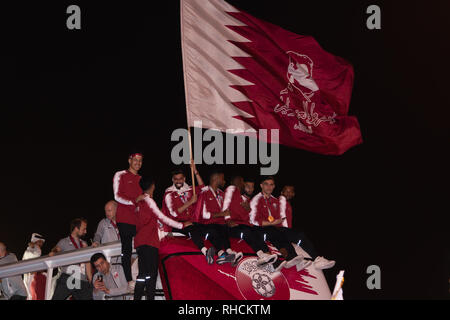 Doha in Qatar. 2° febbraio 2019. Il Qatar sta celebrando la sua nazionale di calcio di sconvolgere la vittoria alla Asian Cup con un benvenuto regale e una street parade di giubilanti fans nella capitale Doha. Il Qatar venerdì sconfitto quattro vincitori di tempo in Giappone la finale del 2019 AFC Asian Cup torneo di calcio svoltasi ad Abu Dhabi la Zayed Sport City Stadium negli Emirati Arabi Uniti (EAU). Credito: Ionel Sorin Furcoi/Alamy Live News Foto Stock