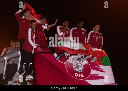 Doha in Qatar. 2° febbraio 2019. Il Qatar sta celebrando la sua nazionale di calcio di sconvolgere la vittoria alla Asian Cup con un benvenuto regale e una street parade di giubilanti fans nella capitale Doha. Il Qatar venerdì sconfitto quattro vincitori di tempo in Giappone la finale del 2019 AFC Asian Cup torneo di calcio svoltasi ad Abu Dhabi la Zayed Sport City Stadium negli Emirati Arabi Uniti (EAU). Credito: Ionel Sorin Furcoi/Alamy Live News Foto Stock