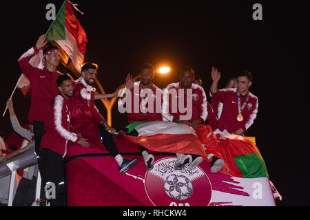 Doha in Qatar. 2° febbraio 2019. Il Qatar sta celebrando la sua nazionale di calcio di sconvolgere la vittoria alla Asian Cup con un benvenuto regale e una street parade di giubilanti fans nella capitale Doha. Il Qatar venerdì sconfitto quattro vincitori di tempo in Giappone la finale del 2019 AFC Asian Cup torneo di calcio svoltasi ad Abu Dhabi la Zayed Sport City Stadium negli Emirati Arabi Uniti (EAU). Credito: Ionel Sorin Furcoi/Alamy Live News Foto Stock