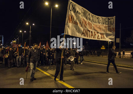 Atene, Grecia. 2° febbraio 2019. Manifestanti marzo verso Golden Dawn è uffici gridando slogan contro il fascismo. Di sinistra e le organizzazioni anarchiche in scena un contatore-dimostrazione di protesta contro il greco partito neonazista Golden Dawn e l'evento della festa è stata messa in scena per commemorare il 1996 isolotti di Imia incidente tra la Grecia e la Turchia quando un greco elicottero militare si è schiantato oltre l'isolotto, alcuni speculando a causa di incendio turco. Credito: Nikolas Georgiou/ZUMA filo/Alamy Live News Foto Stock