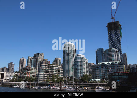 Vancouver, BC, Canada - luglio 2018 - città moderna con un architettura contemporanea e barche su False Creek. Foto Stock