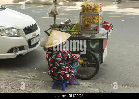 Donna vendita di frutta sulla strada in Vietnam Foto Stock