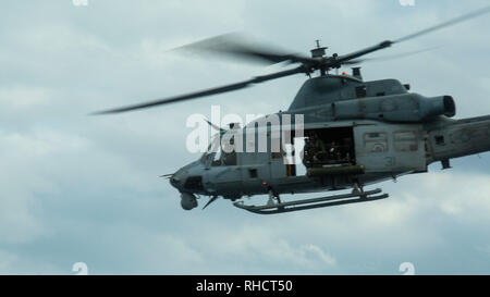 Un UH-1Y Huey elicottero appartenenti al mezzo marino Tiltrotor Squadron 262 (rinforzato) lascia il ponte di volo del trasporto anfibio USS dock Green Bay (LPD 20) durante le operazioni di volo in mare, Gennaio 19, 2019. VMM-262 (Rein.) è il combattimento aereo elemento per il trentunesimo Marine Expeditionary Unit. Il trentunesimo MEU, il Marine Corps' solo in modo continuo distribuita MEU collaborando con la Vespa Anfibia Gruppo pronto, fornisce una soluzione flessibile e forza letale pronto per eseguire una vasta gamma di operazioni militari come la Premier risposta in caso di crisi vigore nell'Indo-Pacifico regione. (U.S. Marine Corps photo Foto Stock