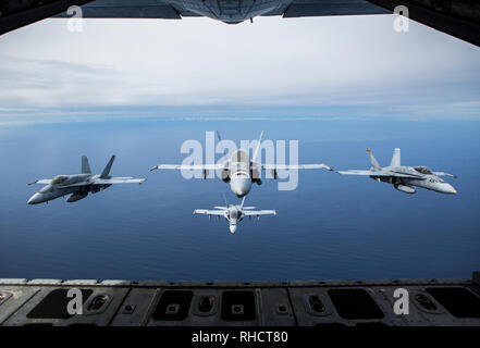 Quattro F/A-18A calabroni assegnato al Marine Fighter Attack Squadron (VMFA) 323 volare in formazione dietro una KC-130J Super Hercules attaccata alla antenna Marine Refueler squadrone di trasporto (VMGR) 352, durante un esercizio di preparazione chiamato 'Elephant Walk' sopra Marine Corps Air Station Miramar, California, 1 feb. L'esercizio consisteva in una varietà di aeromobili battenti per provare, migliorare e testare la MAG è pronta capacità. (U.S. Marine Corps foto di Cpl. Becky Cleveland) Foto Stock