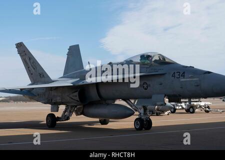 190201-N-DN355- 0262 Virginia Beach, VA (1 febbraio 2019) La Cmdr. William Mathis, comandante della Strike Fighter Squadron (VFA) 34, taxi aereo 434 all'hangar seguendo il volo finale dell'F/A-18 Hornet. L'F/A-18 Hornet è entrato in servizio operativo per la flotta nel 1984. Il velivolo della prima missione di combattimento è stato nel 1986 durante il funzionamento El Dorado Canyon e il lascito Hornet ha continuato a servire in tutti i grandi Stati Uniti operazione militare tra cui la guerra del Golfo, guerra irachena, Enduring Freedom, di Iraqi Freedom, inerenti a risolvere e più recentemente ha servito nel 2018 dal ponte di USS Ca Foto Stock