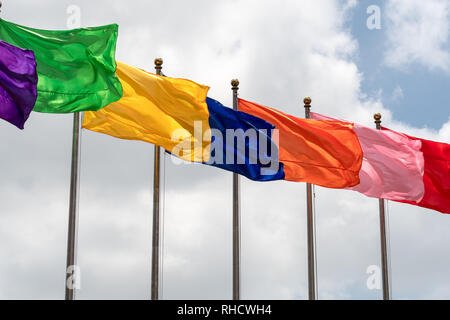 Varie di colore unico bandiere flyig da una serie di pali di bandiera a Shanghai in Cina Foto Stock