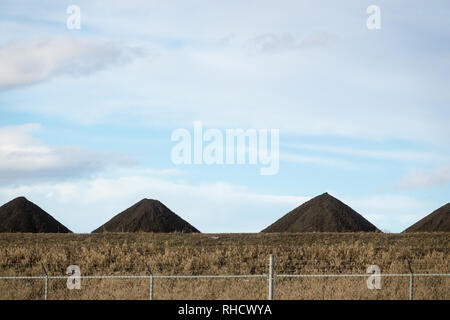 Cumuli e cumuli di sabbia al sito di costruzione Foto Stock
