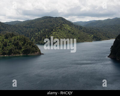 Una folata di vento si fa increspature sull'acqua, Whanganui ingresso dalla Waihirere Bluff, Lago Waikaremona, Te Urewera National Park, North Island, Nuova Zelanda Foto Stock