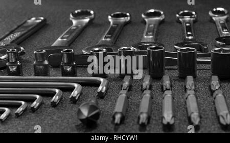 Attrezzi manuali hardware posati in ordine primo piano Foto Stock