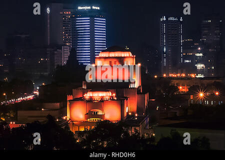 Il Cairo/Egitto - 15/04/2018: notte lunga esposizione shot per il Cairo Opera house e luci in Il Cairo Egitto Foto Stock