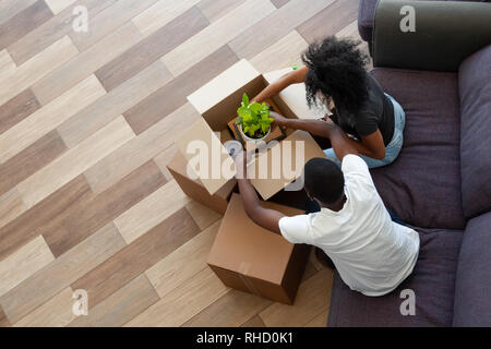 African paio casse di imballaggio Preparazione per trasferimenti, vista dall'alto Foto Stock