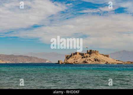 Vista del paesaggio di Salah El Din Castello nel golfo di Aqaba,Mare Rosso,Taba,Egitto Foto Stock