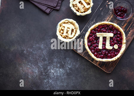 Pi giorno ciliegia e torte di mele - rendere tradizionali fatti in casa varie torte con Pi segno per marzo xiv holiday, su sfondo rustico, vista dall'alto, copia spac Foto Stock