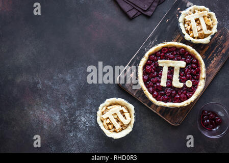 Pi giorno ciliegia e torte di mele - rendere tradizionali fatti in casa varie torte con Pi segno per marzo xiv holiday, su sfondo rustico, vista dall'alto, copia spac Foto Stock