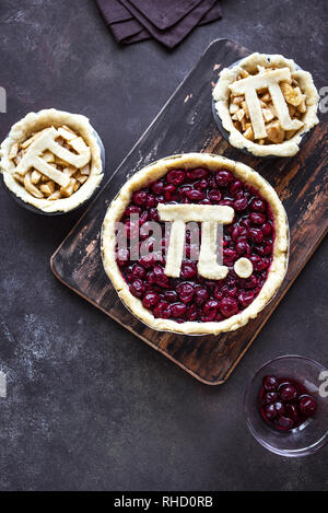 Pi giorno ciliegia e torte di mele - rendere tradizionali fatti in casa varie torte con Pi segno per marzo xiv holiday, su sfondo rustico, vista dall'alto, copia spac Foto Stock