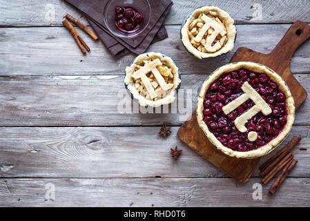 Pi giorno ciliegia e torte di mele - rendere tradizionali fatti in casa varie torte con Pi segno per marzo xiv vacanza, sul legno rustico sfondo, vista dall'alto, co Foto Stock