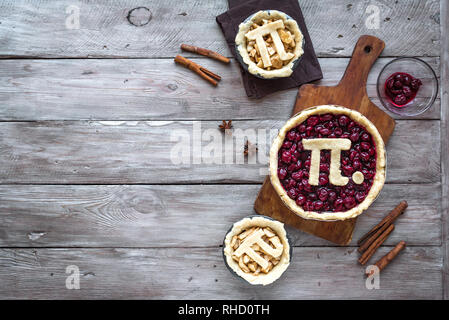 Pi giorno ciliegia e torte di mele - rendere tradizionali fatti in casa varie torte con Pi segno per marzo xiv vacanza, sul legno rustico sfondo, vista dall'alto, co Foto Stock