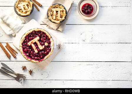 Pi giorno ciliegia e torte di mele - tradizionali fatti in casa varie torte con Pi segno per marzo XIV, vacanze in bianco sullo sfondo di legno, vista dall'alto, spazio di copia Foto Stock