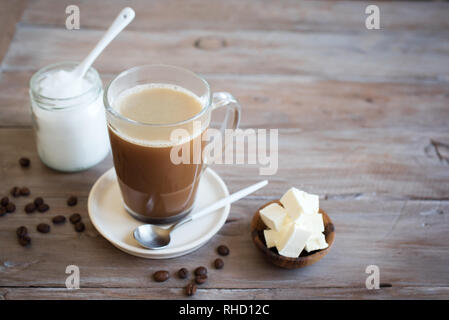 Bulletproof caffè, mescolato con burro di organico e MCT olio di noce di cocco, paleo, cheto, ketogenic bere prima colazione. Foto Stock