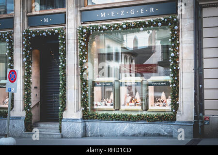 Basel, Svizzera - 25 dicembre 2017: vetrina di un negozio gioielli nel centro storico della città in un inverno s day Foto Stock