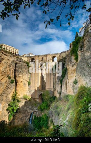 Si tratta di un colpo è preso dal ponte principale che si trova a Ronda, Spagna. il ponte collega entrambi i lati del comune su un piccolo fiume e cascata essere Foto Stock