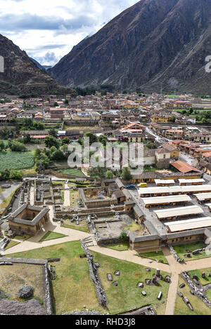 Cusco, Perù - Ott 22, 2018: viste sulla città da Ollantaytambo sito archeologico nella Valle Sacra Foto Stock