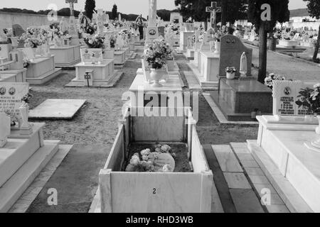 Cimitero Samouco Lisbona Portogallo Angeli lapidi tombe Foto Stock