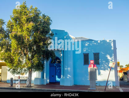 Un pubblico Telstra cabina telefonica al di fuori del tempio massonico hall a Brisbane street Perth WA Australia. Foto Stock