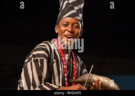 Gorizia, Italia - 26 agosto 2017: musicista del Benin danza tradizionale azienda della città durante il festival internazionale del Folklore Foto Stock