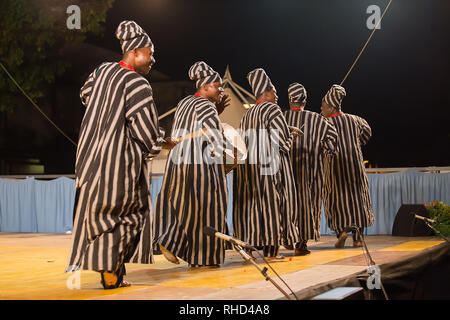 Gorizia, Italia - 26 agosto 2017: Drumers del Benin danza tradizionale azienda della città durante il festival internazionale del Folklore Foto Stock