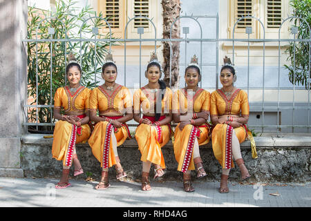 Gorizia, Italia - 27 agosto 2017: ballerini di Sri Lanka danza tradizionale azienda sulla strada della città durante il Festival Internazionale del Folklore Foto Stock