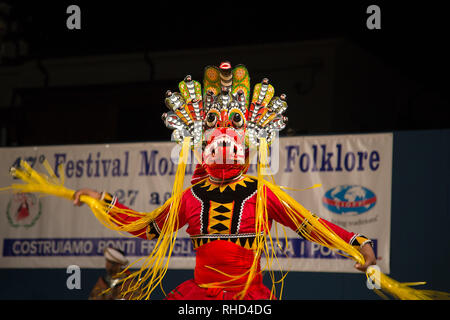 Gorizia, Italia - 26 agosto 2017: ballerino del Sri Lanka danza tradizionale azienda della città durante il festival internazionale del Folklore Foto Stock