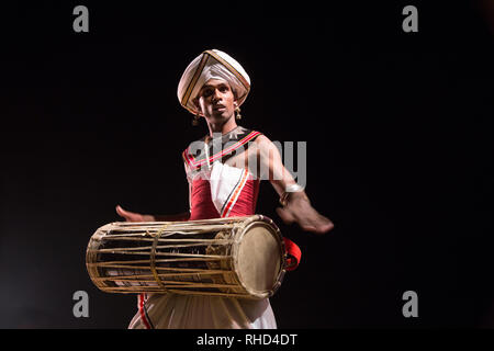 Gorizia, Italia - 26 agosto 2017: musicisti dello Sri Lanka danza tradizionale azienda sul Festival Internazionale del Folklore Foto Stock