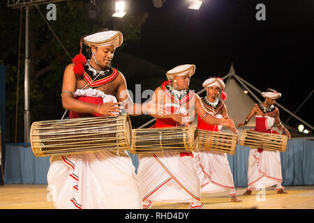 Gorizia, Italia - 26 agosto 2017: musicisti dello Sri Lanka danza tradizionale azienda sul Festival Internazionale del Folklore Foto Stock