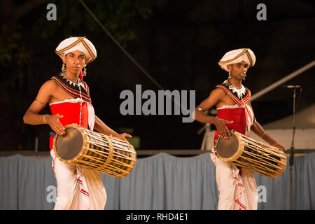 Gorizia, Italia - 26 agosto 2017: musicisti dello Sri Lanka danza tradizionale azienda sul Festival Internazionale del Folklore Foto Stock