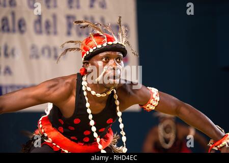 Gorizia, Italia - 26 agosto 2017: ballerino del Benin danza tradizionale azienda della città durante il festival internazionale del Folklore Foto Stock