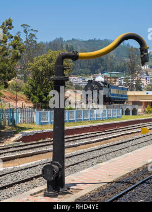 Obsoleto treno a vapore e pompa acqua presso la stazione ferroviaria di Udagamandalam, noto anche come Ooty, sul patrimonio mondiale UNESCO Nilgiri ferrovia di montagna Foto Stock