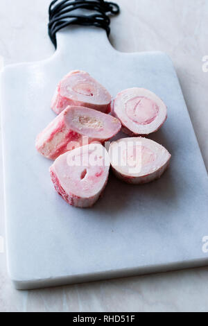 Materie congelate di ossa di vitello sulla scheda di marmo. Alimenti biologici. Foto Stock