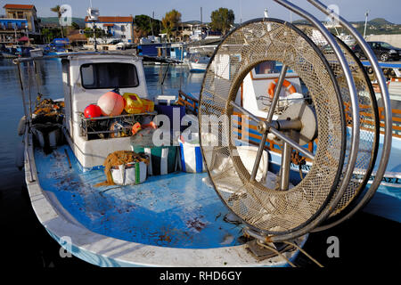 Cucina cipriota tradizionale commerciali di piccole barche da pesca illuminata dalla luce del sole di mattina nel porto di Latsi, Cipro Foto Stock