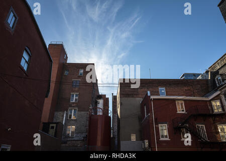 Backyard di alcuni anziani, poveri e fatiscenti palazzi in mattoni rossi, di vintage North American stile architettonico, nel centro cittadino di Montreal, Quebec, Canad Foto Stock