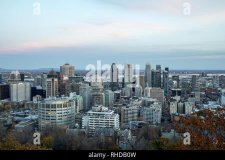 Lo skyline di Montreal, con gli edifici iconici di Downtown e il CBD e grattacieli aziendali adottate dal Mont Royal Hill. Montreal è la città principale Foto Stock