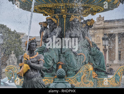La fontana dei mari a Place de la Concorde a Parigi (Francia). Foto Stock