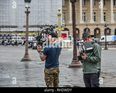 Parigi, Francia - Ott 3, 2018. Cameraman con videocamera professionale sulla strada di Parigi, Francia. Foto Stock