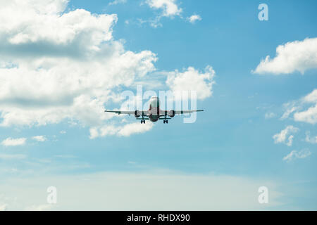 Airbus flying overhead Foto Stock